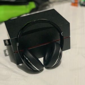 Beats studio wireless gloss black and silver